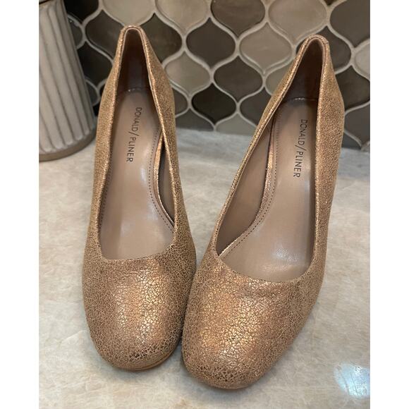 Donald Pliner gold shimmer leather block heel pumps sz 7 NEW - Picture 1 of 16